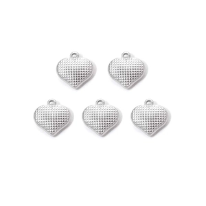 Vista detallada de cinco colgantes de corazón de acero inoxidable para crear joyas DIY