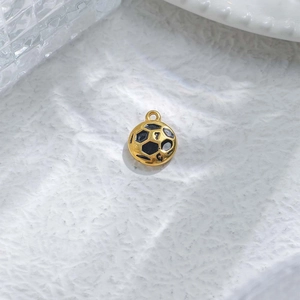 Detailaufnahme des 18K vergoldeten Fußball-Anhängers für DIY-Schmuckherstellung