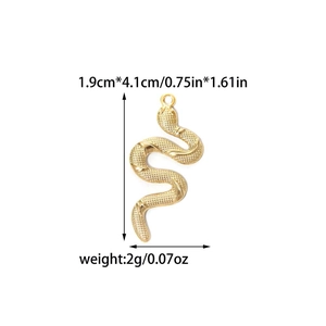 Details des Schlangenanhängers aus 18K vergoldetem Edelstahl mit Maßen 1,9cm x 4,1cm und 2g