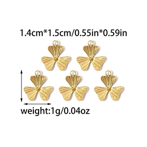 Detalle de los dijes de trébol bañados en oro de 18K con textura radial y medidas