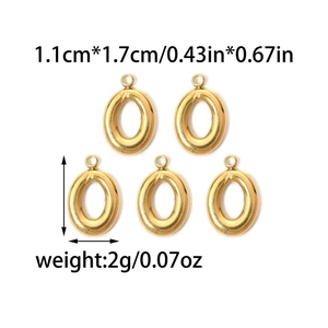 Vue détaillée de pendentifs ovales en acier inoxydable doré 18 carats avec dimensions