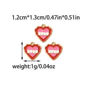 Vue macro détaillée du pendentif XOXO en émail en forme de cœur avec dimensions 1,2x1,3 cm