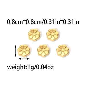 Détail des breloques fleurs dorées de 0,8cm avec spécifications de taille et de poids