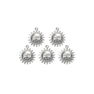 Vue détaillée de 5 breloques soleil en acier poli pour la création de bijoux DIY
