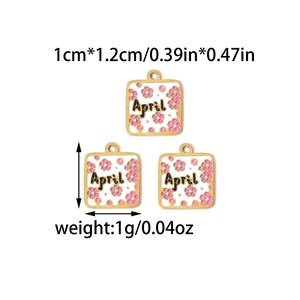 Detalle del colgante de abril en acero inoxidable 18K con esmalte blanco y diseño floral