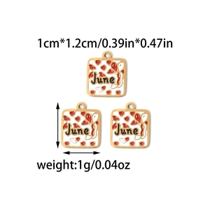 Primer plano del colgante de Junio en acero inoxidable oro 18K con esmalte blanco