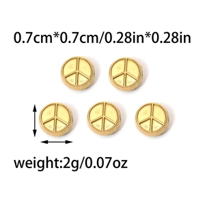 Vue détaillée de breloques symbole de paix en or 18 carats pour bijoux DIY avec taille