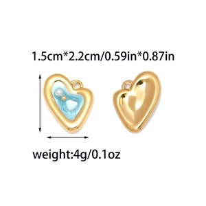 Détail du pendentif cœur en or 18 carats avec émail bleu et perle incluant les dimensions