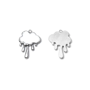 Detalle de colgantes de nube plateada con esmalte blanco y parte trasera de metal cepillado