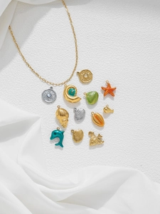 Detailansicht der 18K Gold Meeresanhänger mit Seesternen und Muscheln für DIY-Schmuck