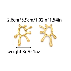 Détail macro de pendentifs gouttes dorés avec dimensions de 2,6 cm sur 3,9 cm