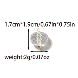 Detailansicht des roten Herzanhängers mit Maßen 1.7x1.9cm und Gewicht 2g