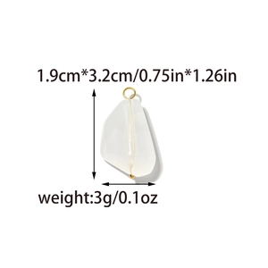 Detalle del colgante geométrico traslúcido con medidas 1,9x3,2cm y anillo metálico