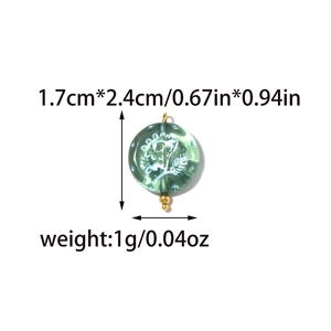 Pendentif vintage en verre vert avec motifs floraux blancs et détails dorés, 1,7x2,4cm