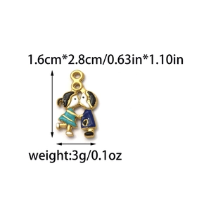 Detailansicht eines Cartoon-Kuss-Anhängers mit Maßen von 1,6 cm x 2,8 cm für Schmuck