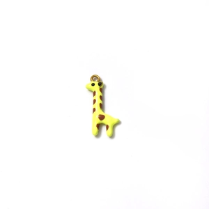 Detailansicht eines gelben Emaille Giraffe Anhängers mit goldener Öse für DIY Schmuck