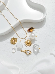 Vue à plat de pendentifs tournesol, perles et cristaux pour création de bijoux
