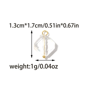 Détail d'un pendentif géométrique transparent avec tige dorée et dimensions