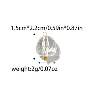 Détail d'un pendentif en cristal facetté avec bélière dorée, taille 1,5cm x 2,2cm
