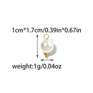 Détail d'un pendentif demi-perle blanche avec bélière dorée mesurant 1,7 cm de haut