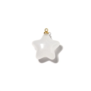 Vue détaillée d'un pendentif en forme d'étoile blanche avec anneau doré pour bijoux DIY