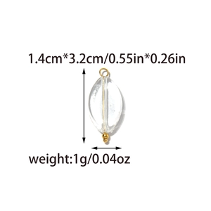 Detalle del colgante de cristal ovalado con pasador dorado y medidas de 1,4cm por 3,2cm