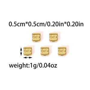 Macro di perline quadrate dorate da 5mm con motivi a rilievo per la creazione di gioielli