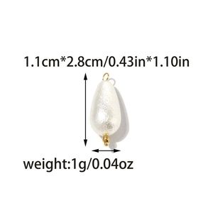 Eleganter weißer Perlenanhänger in Tropfenform mit goldener Öse und 1.1x2.8cm Maßen