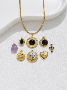 Ensemble de colliers en acier doré avec 8 pendentifs vintage croix coeur et pierres