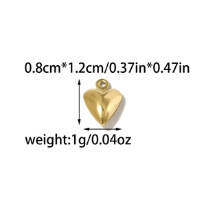 Détail macro du pendentif cœur doré avec dimensions de 0,8 cm sur 1,2 cm pour bijoux DIY