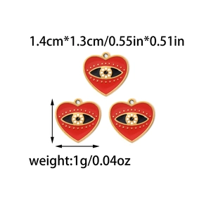 Dettaglio dei ciondoli a cuore in smalto rosso con dimensioni 1,4 cm x 1,3 cm