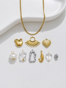 Goldkette mit neun verschiedenen Anhängern aus Edelstahl, Herz und Muschelform