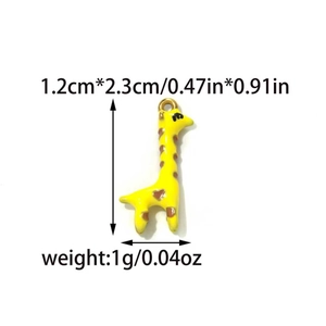 Vista dettagliata di un ciondolo a forma di giraffa gialla da 1,2 cm per 2,3 cm