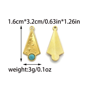 Pendente triangolare dorato con rilievo stella luna e intarsio in turchese