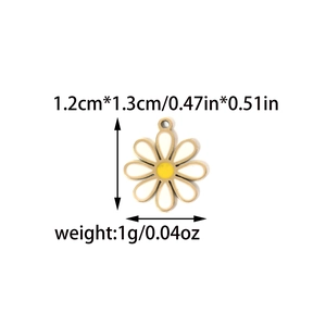 Detailansicht Gänseblümchen-Anhänger in Weiß mit Maßen von 1,2 cm x 1,3 cm