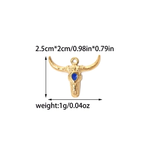 Goldener Edelstahl Stierkopf Anhänger mit blauem Emaille Detail für DIY Schmuckherstellung