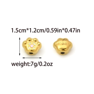 Goldene Katzenpfoten-Anhänger mit MONEY Gravur und rosa Münzdetail für Schmuck