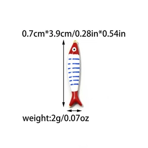 Dettaglio macro del ciondolo a pesce rosso e bianco con dimensioni di 0,7 cm per 3,9 cm