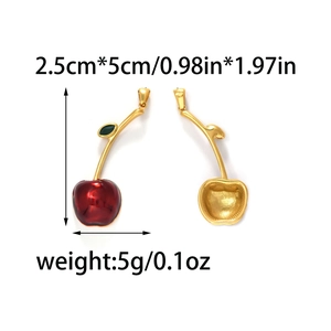 Detalle de colgantes de cereza roja con tallos dorados que muestra la parte posterior