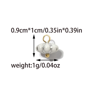 Weißer Kürbis-Anhänger mit Goldbeschlägen für DIY-Ketten Größe 0.9cm x 1cm im Detail