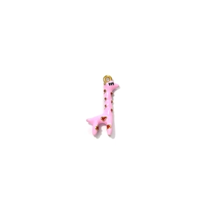Roze giraffe emaille hanger met rode hartjes en gouden ring op een witte achtergrond