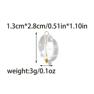 Dettaglio del ciondolo trasparente irregolare con dimensioni 1,3x2,8 cm e perno oro