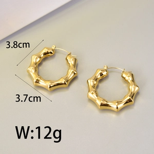 Makrodetail der 18K Gold-Bambus-Creolen mit Maßen von 3,8 cm Außendurchmesser