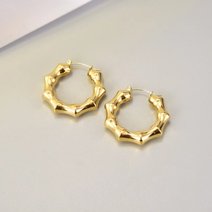Detailansicht polierter hohler Bambus-Ohrringe aus 18K Gold mit Gelenkstruktur