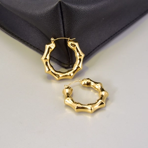 Detail von 18 Karat vergoldeten Bambus-Gelenk-Ohrringen mit poliertem Metallglanz