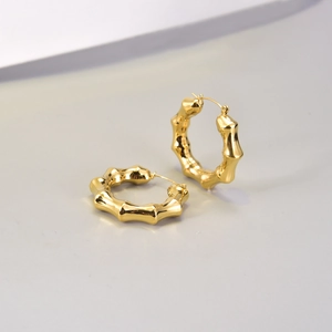 Detailansicht der 18K Gold Bambus Creolen mit hochglanzpolierter Oberflächentextur