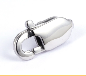 Makroaufnahme von poliertem S925-Sterlingsilber-Karabinerverschluss mit Stempel für Schmuck