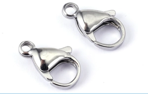 Detailansicht silberner Edelstahl-Karabinerverschlüsse mit Federmechanismus für Schmuck