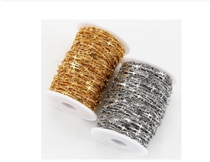 Primer plano de rollos de cadenas de cruz de oro y plata para accesorios de joyería DIY