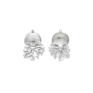 Detailansicht von silbernen Muschel- und Oktopus-Anhängern aus Edelstahl für Schmuck